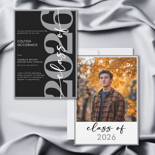 Anúncio de Formatura com Tipografia Cinza Moderna (Modern Gray Typography Graduation Announcement)