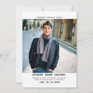 Anúncio de formatura em máquina de escrever retrô.