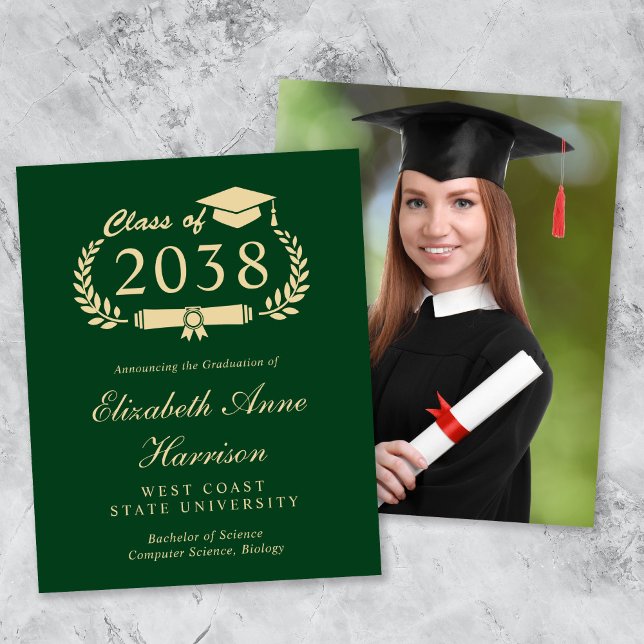 Anúncio de Formatura Orçamento Foto Verde Dourado (An elegant college graduation announcement to celebrate the graduate's achievements)