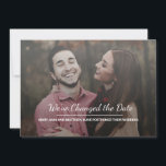 Anúncio de Foto de Adiamento de Casamento<br><div class="desc">Eventos podem dar uma volta inesperada, mas você ainda pode mostrar aos seus convidados que está no caminho certo para fazer isso acontecer, só que um pouco mais tarde do que o planejado. Adicione sua fotografia de noivado favorita neste cartão de anúncio de "Mudança de Data". "Nós Mudamos a Data"...</div>