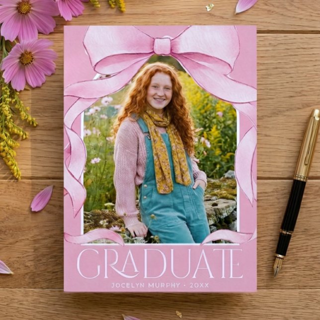 Anúncio de Foto de Formatura com Laço Rosa na Moda (Trendy Pink Bow Graduation Photo Announcement)