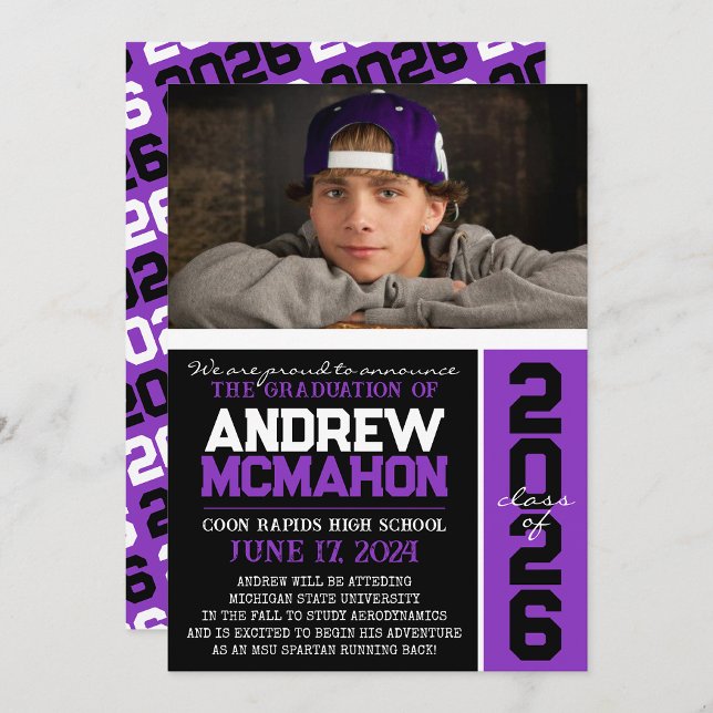 Anúncio de Foto para Graduação em Preto e Roxo ( Repeating Class Year 1 & 2 Photo Graduation Invitations & Announcements)