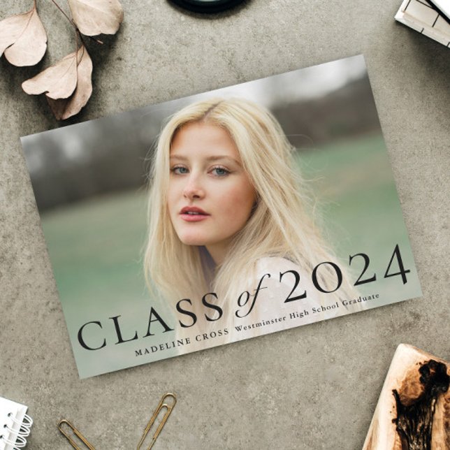 Anúncio de Graduação de Foto do Tipo Elegante (Elegant typography class of 2024 photo graduation magnetic announcement.)