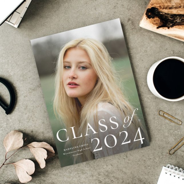 Anúncio de Graduação de Foto do Tipo Elegante (Elegant Typography Class of 2024 Photo Graduation Announcement.)