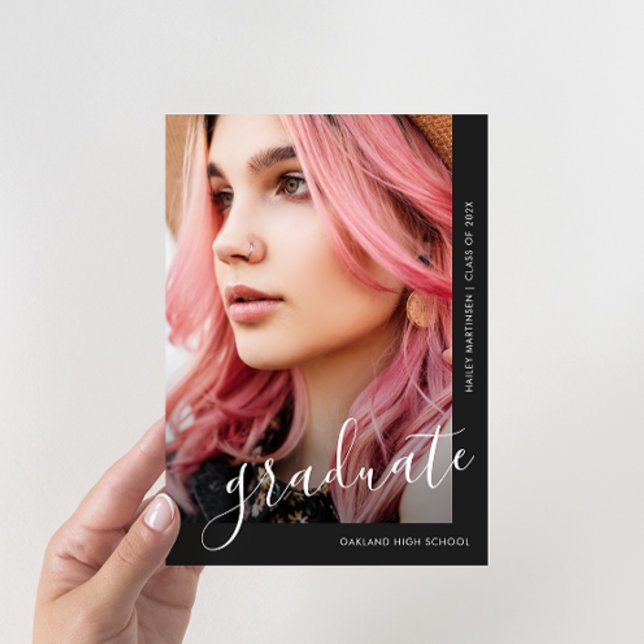 Anúncio de Graduação de Foto Preta do Script Chic (Criador carregado)