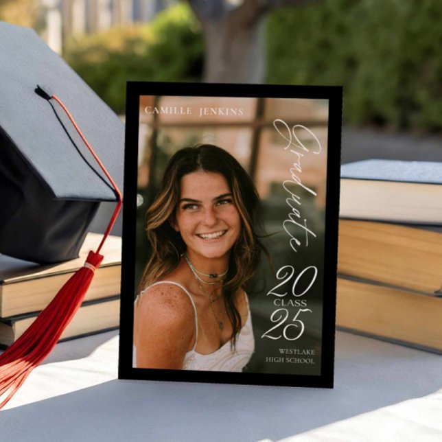 Anúncio de Graduação de Fotos Classe Moderna 2025 (Graduate Black and White Photo Invitation)