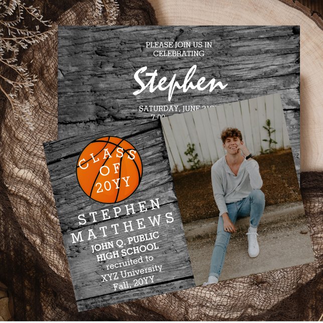 Anúncio de Graduação de Fotos em Russo de Basquete (Rustic Barnwood Basketball Player Photo Graduation Announcement and Party Invitation -Print Digital)