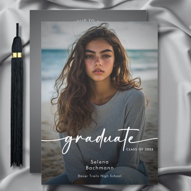 Anúncio de Graduação de Script de Foto Moderno (Modern Photo Script Graduation Announcement)