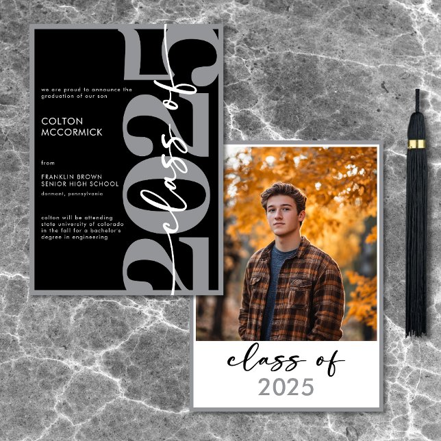 Anúncio de Graduação de Típica de Cinzas Modernas (Modern Gray Typography Graduation Announcement)