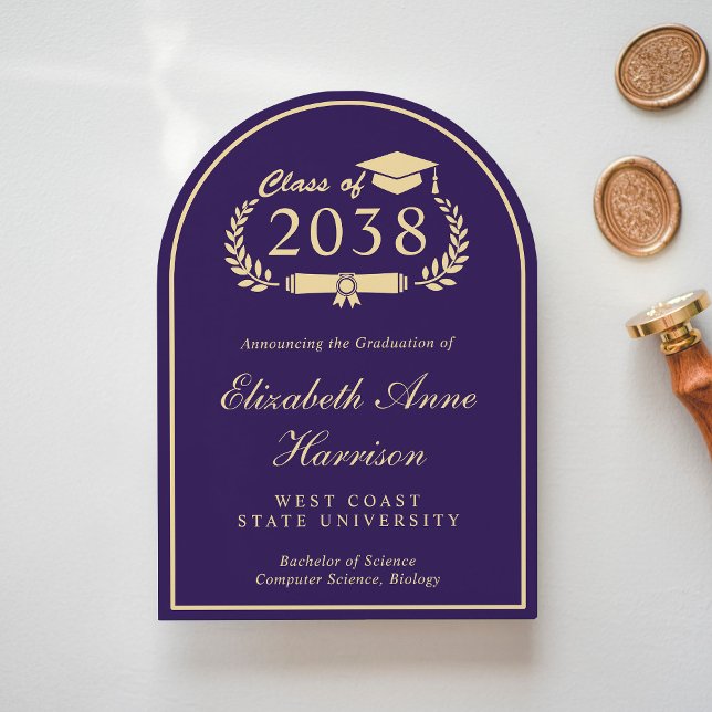 Anúncio de Graduação Dourada Roxo Elegante (An elegant arch-shaped college graduation announcement to celebrate the graduate's achievements)