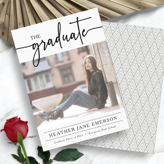 Anúncio de Graduação em Preto e Branco (Black and White Photo Graduation Announcement by Painted Paperie
)