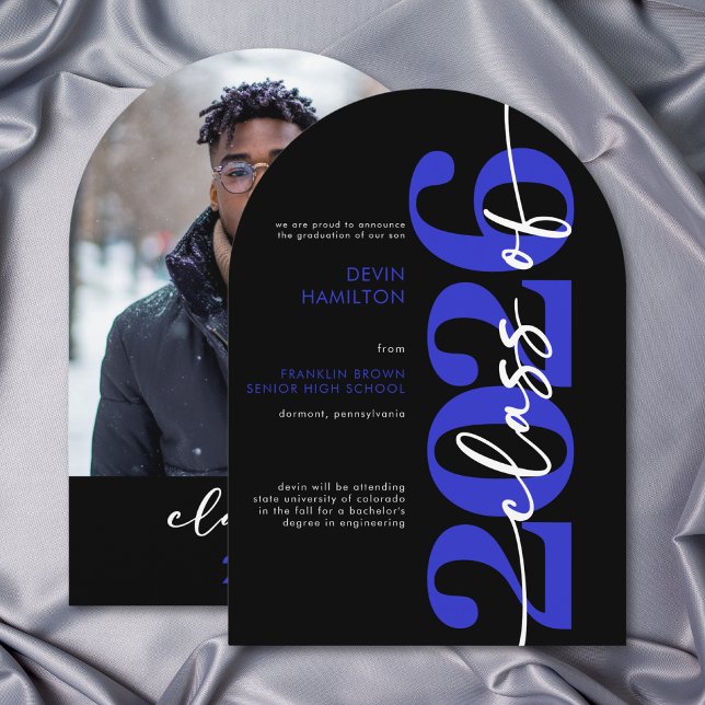 Anúncio de Graduação em Tipografia Azul Moderna em (Modern Blue Typography Arch Grad Announcement)