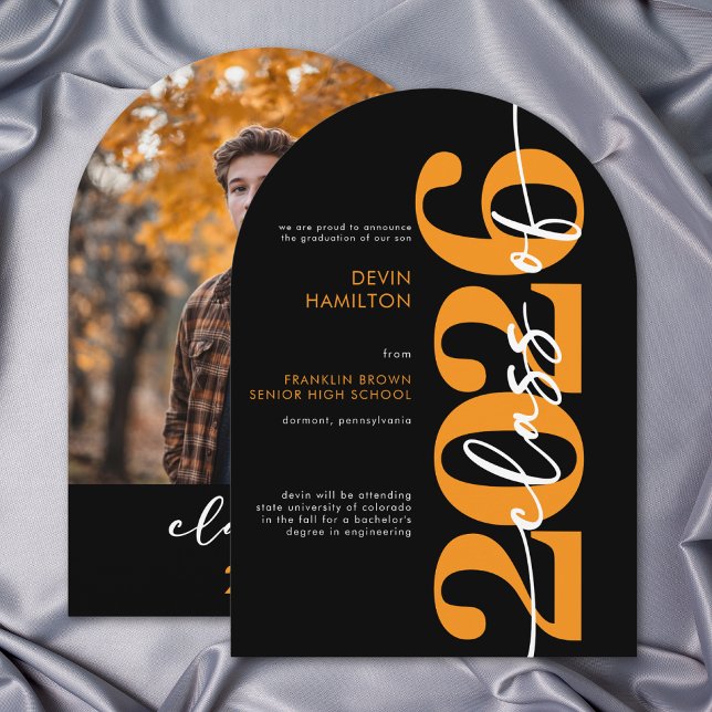 Anúncio de Graduação em Tipografia Laranja Moderna (Modern Orange Typography Arch Grad Announcement)