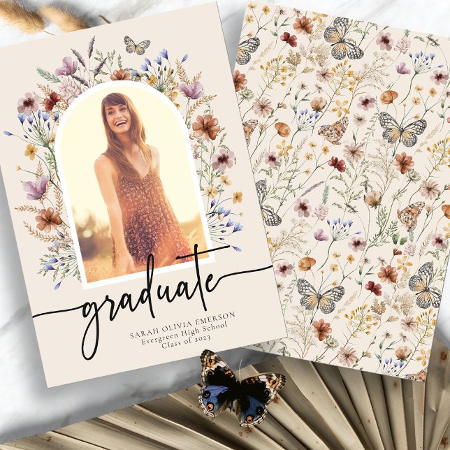 Anúncio de Graduação Floral (Floral Boho Watercolor Graduate Announcement with Butterfly by Painted Paperie
)
