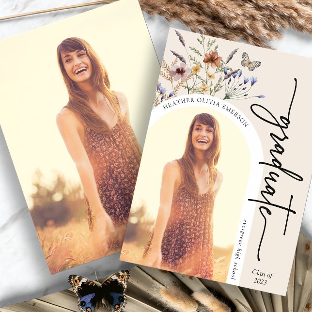Anúncio de Graduação Floral Elegante (Elegant Floral Graduate Picture Announcement with Butterfly by Painted Paperie
)