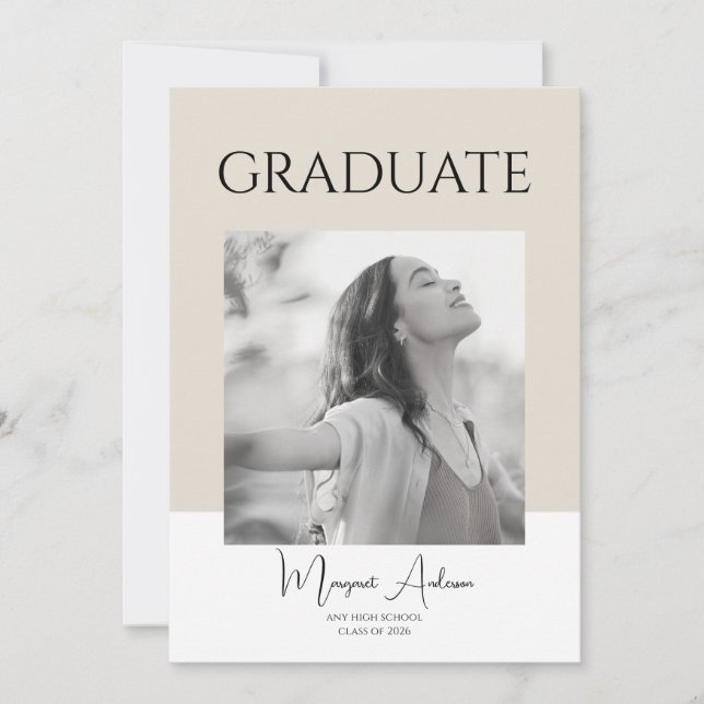 Anúncio de Graduação Minimalista Branco e Marrom (Frente)
