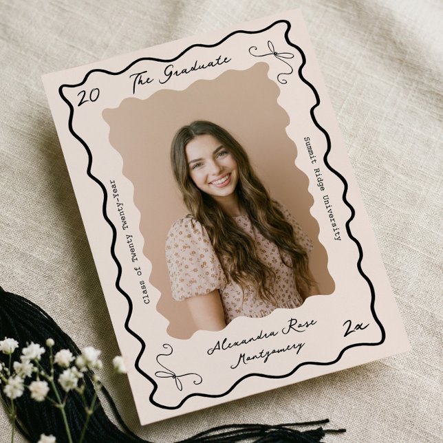 Anúncio de Graduação Retro Ondulado com Arco Desen (Retro Wavy Hand Drawn Bow Grad Photo Graduation Announcement)