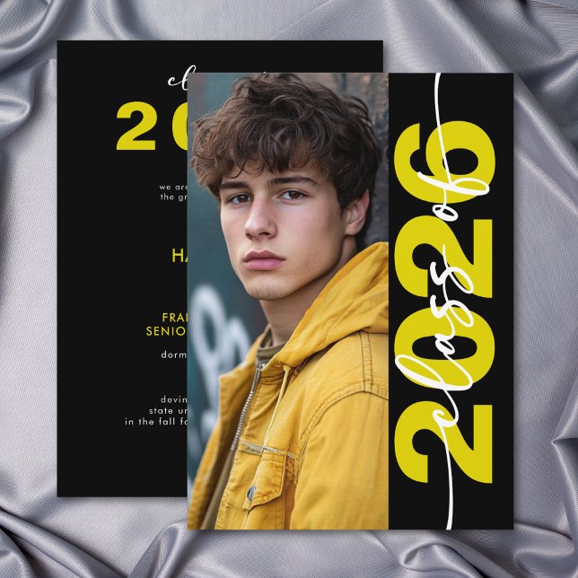 Anúncio de Graduação Tipografia Amarela Moderna e  (Modern Bold Yellow Typography Grad Announcement)