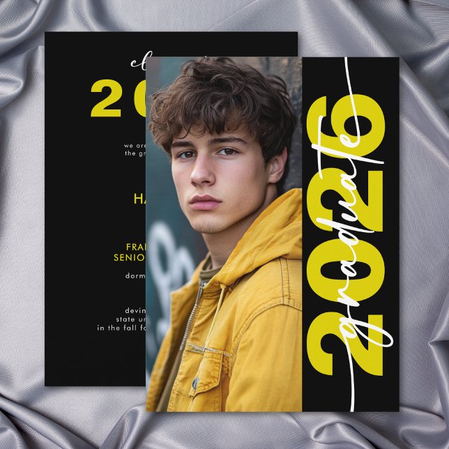 Anúncio de Graduação Tipografia Amarela Moderna e  (Modern Bold Yellow Typography Grad Announcement)