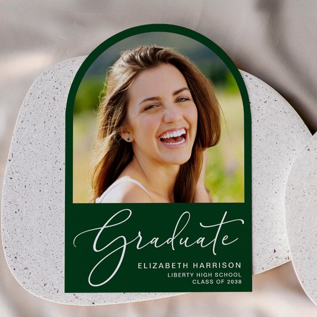 Anúncio de Graduação Verde de Foto em Arch (An elegant arch-shaped graduation announcement to celebrate the graduate's achievements)