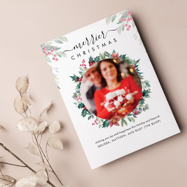 Anúncio de Gravidez de Foto Feliz Natal (Merry Christmas Greenery Red Berries Photo Greetings Card)