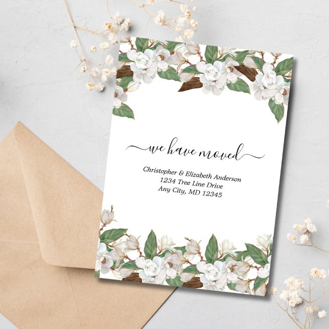 Anúncio de Movimentação de Script Floral Branco (White Florals Magnolias Moving Announcement Flat card)