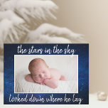 Anúncio de Nascimento da Foto do Bebê de Natal Rel<br><div class="desc">As estrelas no céu olharam para baixo onde ele estava. Um belo anúncio religioso de natal que mostra sua bonito foto de recém-nascido debaixo da linda letra da canção de Natal para Away em um Manger. Anuncie os detalhes do seu filho nas costas juntamente com a sua mensagem de feriado....</div>