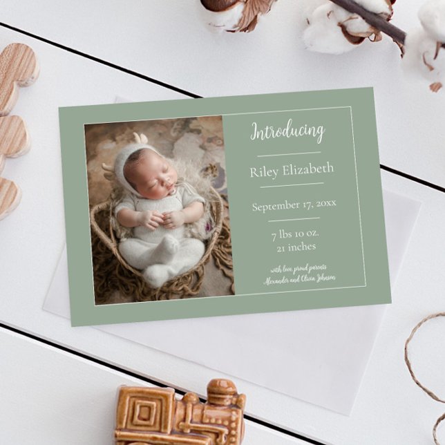 Anúncio de nascimento de Foto Simples Verde Sage (Sage Green Simple Photo Birth Announcement)