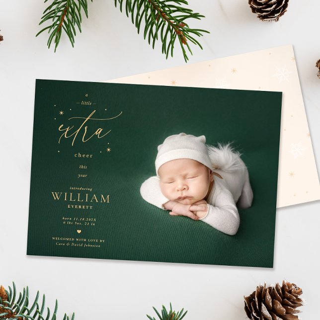 Anúncio de Natal Um Pouco Mais Alegre (Extra cheer Christmas Birth announcement photo card flatlay with pinecones and foliage)