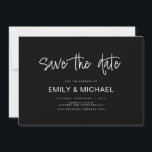 Anúncio de Noivado Moderno e Elegante Salve a Data<br><div class="desc">Um simples cartão de anúncio de noivado moderno e elegante para salvar a data. Personalize este convite de casamento minimalista preto e branco para ter seus detalhes pessoais e mensagem.</div>