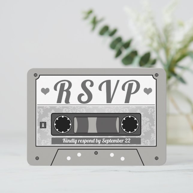 Anúncio de RSVP de casamento em fita cassete retrô (Em pé/Frente)