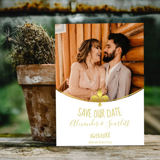 Anúncio de Save the Date com Foto e Fleur de Lis D (Gold Fleur de Lis Photo Save the Date)