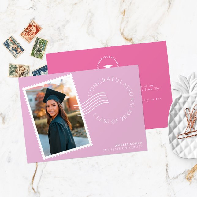 Anúncio Design de Carimbo Moderno: Graduação de Foto Rosa (Front and Back of a modern photo graduation announcement card with postage stamp frame in bold pink.)