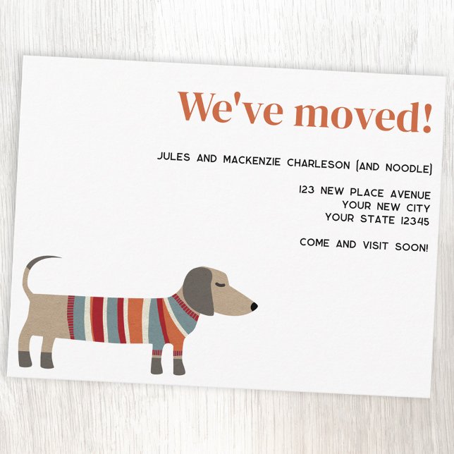 Anúncio Divertido de Mudança com Cachorro Dachshun (Fun Dachshund dog personalized custom text moving new home announcement postcard)