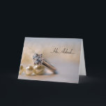Anúncio do noivado do anel de diamante e das<br><div class="desc">Props e você aceitou e disse sim! Anuncie seu noivado recente a ser casado com o anel de diamante elegante e perolize o cartão do anúncio do noivado. Este anúncio feito sob encomenda elegante do noivado caracteriza um fim acima da fotografia de um anel de noivado do diamante e de...</div>