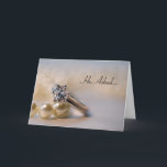 Anúncio do noivado do anel de diamante e das<br><div class="desc">Props e você aceitou e disse sim! Anuncie seu noivado recente a ser casado com o anel de diamante elegante e perolize o cartão do anúncio do noivado. Este anúncio feito sob encomenda elegante do noivado caracteriza um fim acima da fotografia de um anel de noivado do diamante e de...</div>