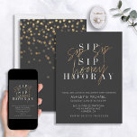 Anúncio do Noivado Dourado Preto Sip Sip Hooray<br><div class="desc">É hora de comemorar! Nosso Convite para apresentação de Festa de noivado de Sip Sip Hooray apresenta "sip sip hooray" na apresentação moderna do tipo duo, com tipografia de script branco e branco com letra esbranquiçada sobre o tipo de serifa clássico. O fundo é macio e preto, e o cartão...</div>