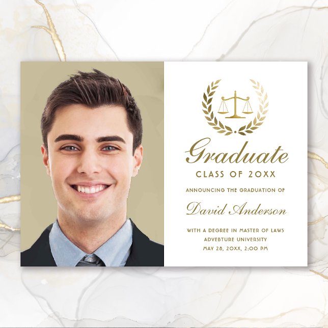 Anúncio Douradas escalas da Lei de Justiça Graduação Branc (Gold Scales of Justice Law White Photo Graduation Announcement)