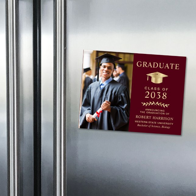 Anúncio Dourado de Graduação de Fotos Burgundy (An elegant college graduation announcement magnet to celebrate the graduate's achievements)
