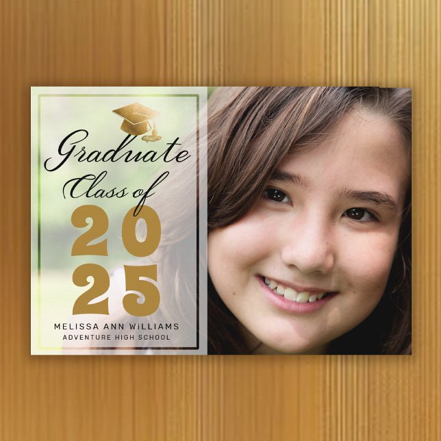 Anúncio Dourado Script de Foto para Graduação Moderna em P (2025 Photo Graduation Announcement with Gold text)