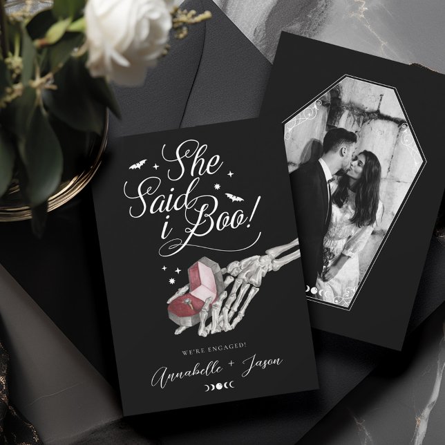Anúncio Ela Disse Que Eu Era Um Noivado De Caixa De Mão Do (She Said I Boo Skeleton Hand Ring Box Engagement Announcement)
