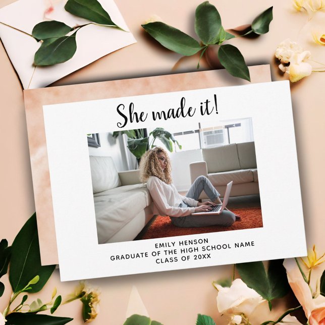 Anúncio Ela fez um Simples Formando de Graduação de Fotos (Criador carregado)