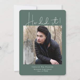 Anúncio Ele Fez Uma Foto De Graduação Moderna E Verde