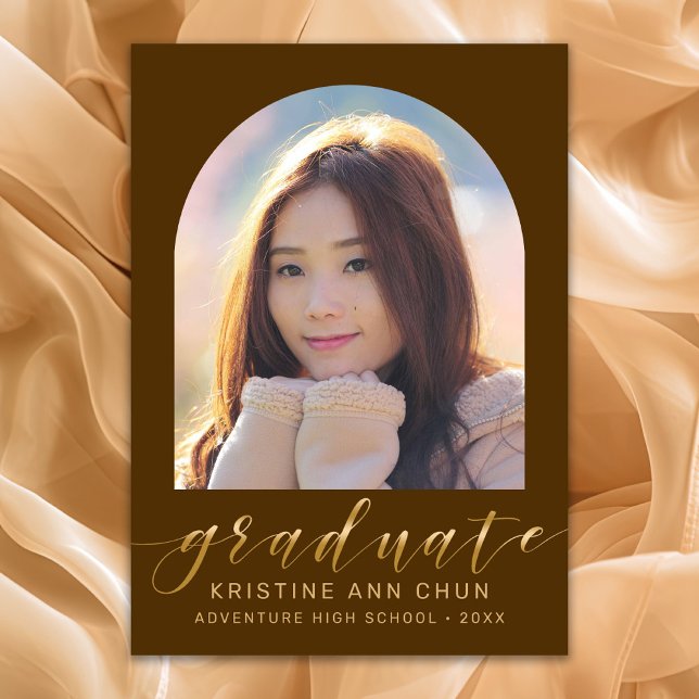 Anúncio Elegante Arco Marrom Dourado Foto Graduação em Scr (Brown and Gold Script Photo Graduation Announcement)