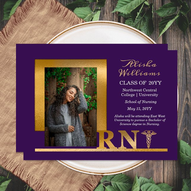 Anúncio Elegante Classe Ouro RN Caduceu 1 Foto Roxo Escuro (Classy and Elegant Gold Tone RN Caduceus Nurse Nursing Photo Dark Purple Graduation Announcement)