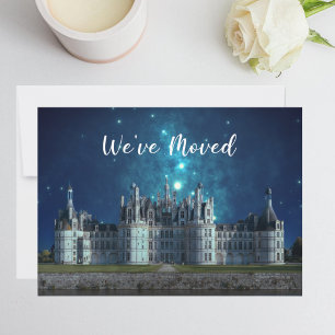 Anúncio Elegante Mudamos Novo Castelo de Casa à Noite