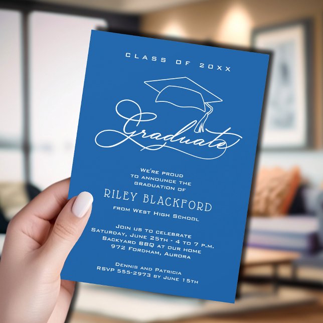 Anúncio Elegante Script e Gorro de Formatura em Azul Gradu (Blue graduation announcement cards feature your details in chic white lettering.)