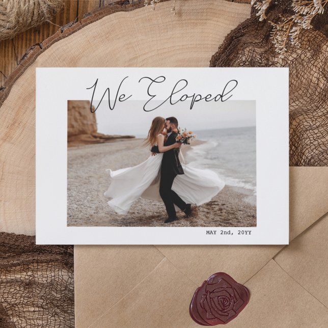 Anúncio Elogiamos Casamento de Foto com Escrita Mínima (We Eloped Minimal Script Photo Elopement Wedding Announcement
)
