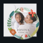 Anúncio Floral & Pine Wreath | Férias de cheio<br><div class="desc">Este belo cartão com fotos de feriado apresenta uma faixa de coroa (constituída por flores coloridas desenhadas à mão,  folhas,  ramos de pinheiro,  bagas e arbustos). Todo trabalho de arte criado exclusivamente por Impressões Orabella - você não encontrará este design em nenhum outro lugar! :)</div>