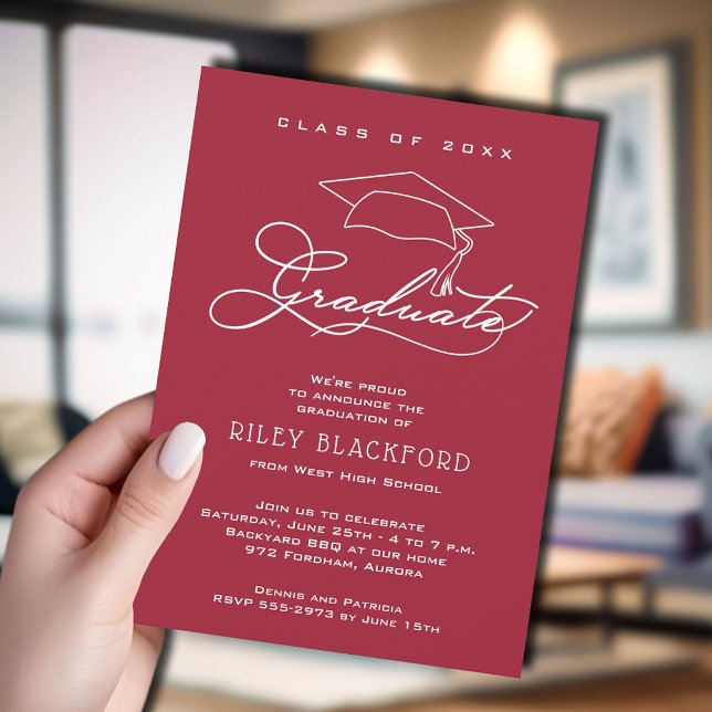 Anúncio Formando Moderno Que Crimson Red Graduação (Crimson red graduation announcement cards feature your details in chic white lettering.)
